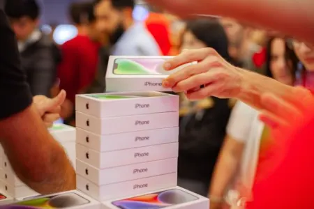 Azərbaycanda iPhone 14 Pro almaq üçün neçə gün işləmək lazımdır ? - -FOTO