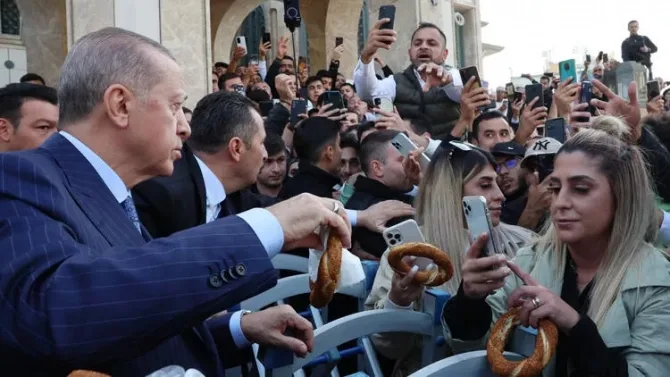 Ərdoğan vətəndaşlara simit payladı - FOTO