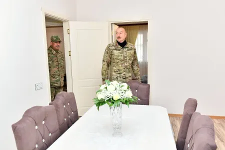 Prezident hərbçilər üçün yeni istifadəyə verilmiş yaşayış binaları ilə tanış oldu