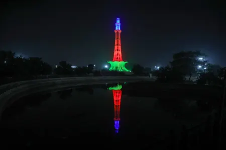 Pakistanın ən böyük qülləsi Azərbaycan bayrağı ilə işıqlandırıldı
