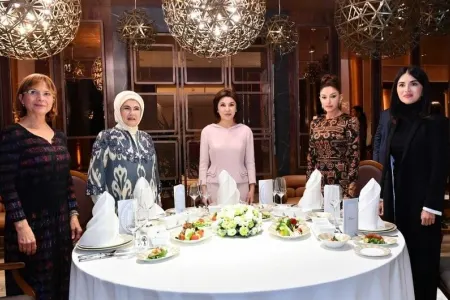Birinci xanımlar şam yeməyində - FOTO