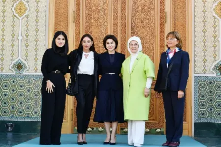 Mehriban Əliyeva “Əbədi şəhər” tarixi-etnoqrafik kompleksi ilə tanış olub - FOTO