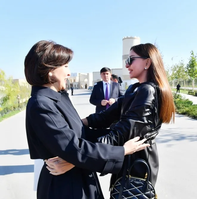 Mehriban Əliyeva “Əbədi şəhər” tarixi-etnoqrafik kompleksi ilə tanış olub - FOTO