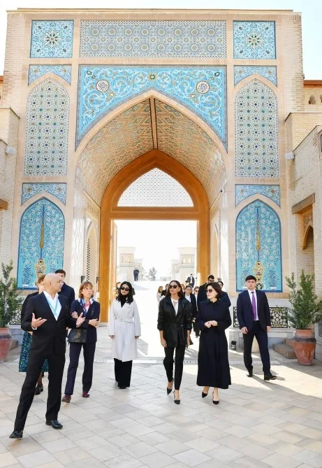 Mehriban Əliyeva “Əbədi şəhər” tarixi-etnoqrafik kompleksi ilə tanış olub - FOTO
