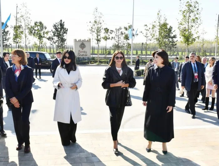 Mehriban Əliyeva “Əbədi şəhər” tarixi-etnoqrafik kompleksi ilə tanış olub - FOTO