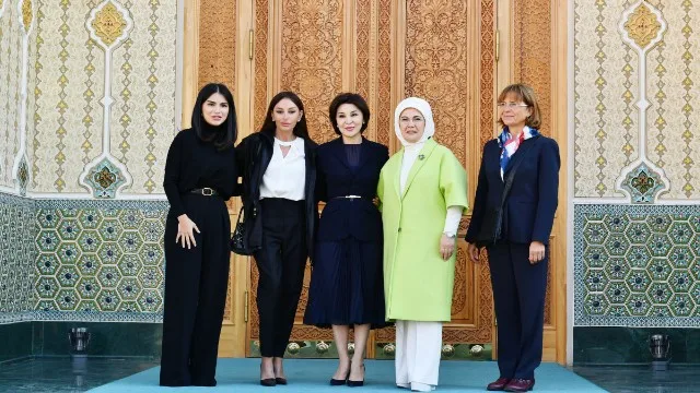 Mehriban Əliyeva “Əbədi şəhər” tarixi-etnoqrafik kompleksi ilə tanış olub - FOTO
