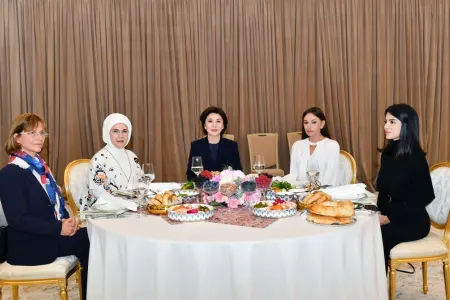 Birinci xanım Səmərqənddə təşkil olunan naharda iştirak etdi