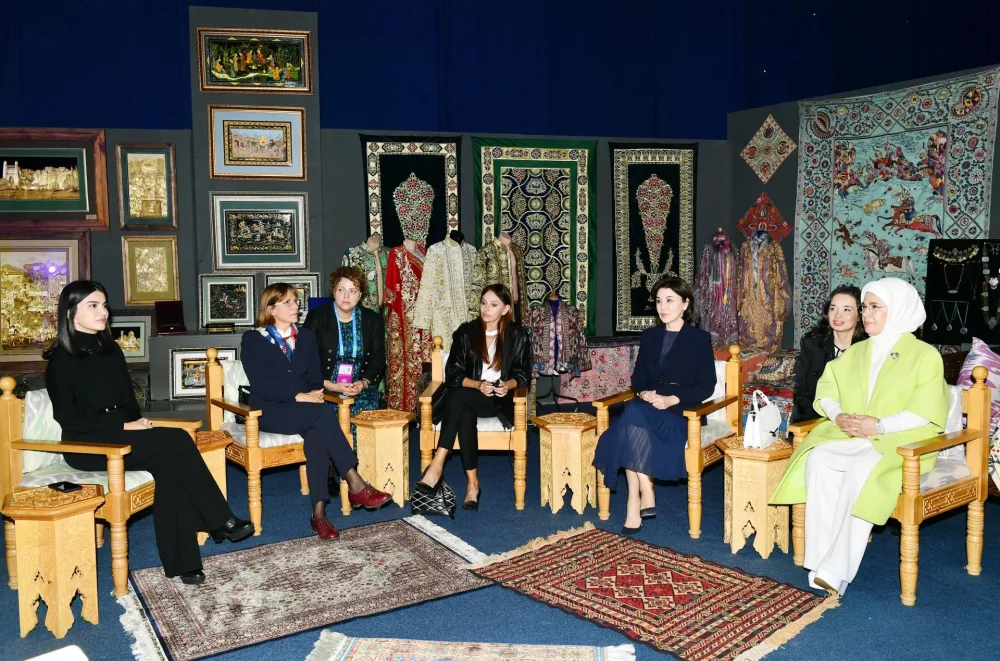 Mehriban Əliyeva Səmərqənddə “Zamanın ilğımları” adlı sərgidə - FOTO