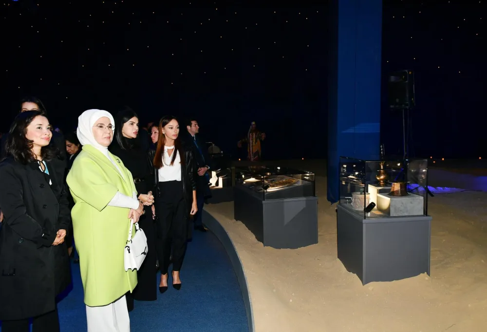 Mehriban Əliyeva Səmərqənddə “Zamanın ilğımları” adlı sərgidə - FOTO