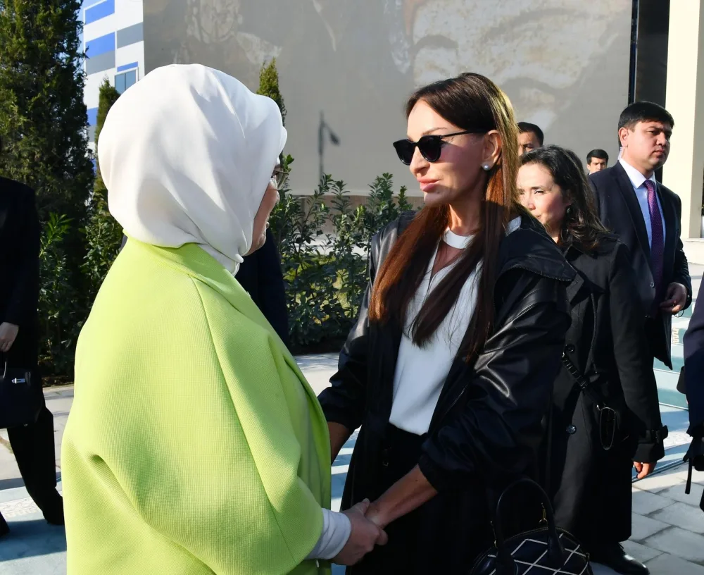 Mehriban Əliyeva Səmərqənddə “Zamanın ilğımları” adlı sərgidə - FOTO
