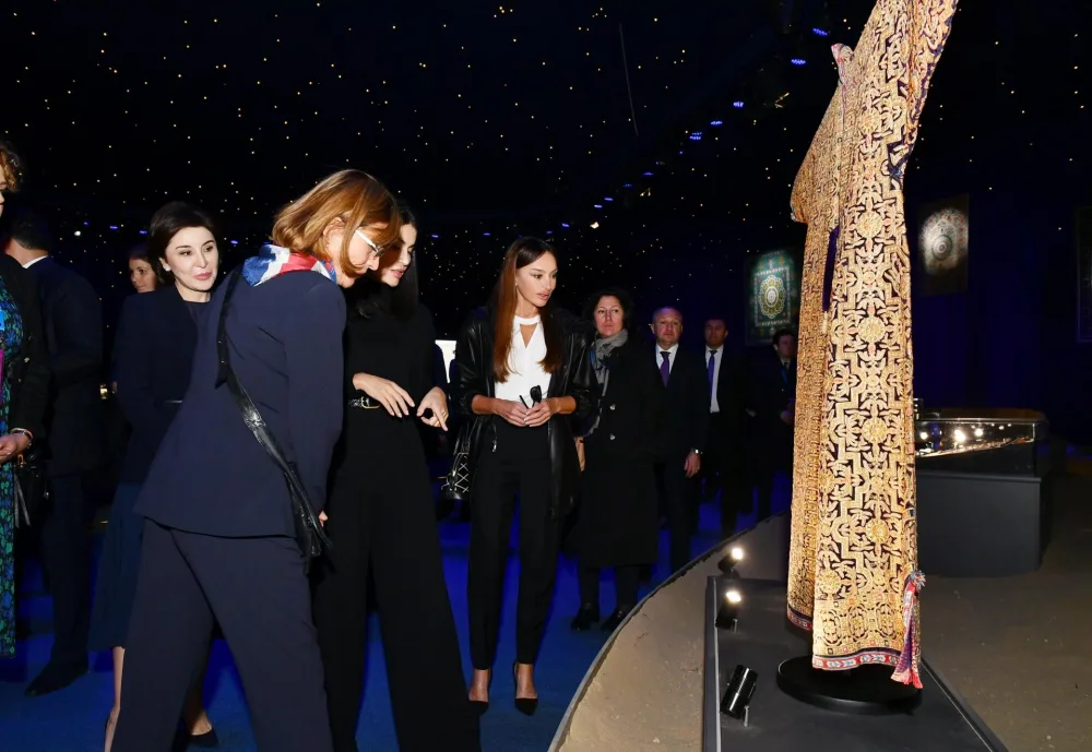 Mehriban Əliyeva Səmərqənddə “Zamanın ilğımları” adlı sərgidə - FOTO