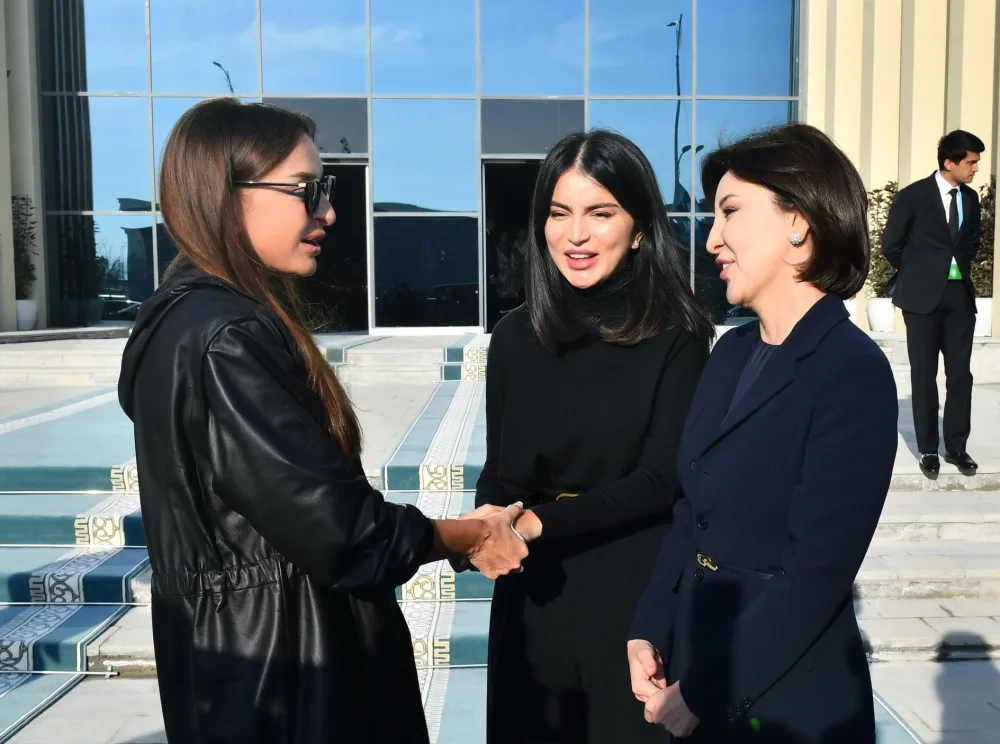 Mehriban Əliyeva Səmərqənddə “Zamanın ilğımları” adlı sərgidə - FOTO