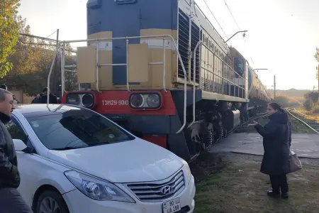 Bakıda maşın yük qatarına çırpıldı - FOTO/VİDEO