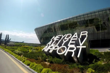 Bakıda hava limanında sərnişinin üzərindən tapança çıxdı