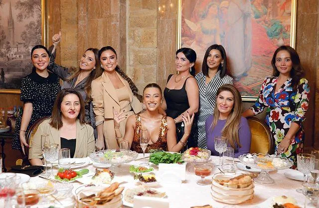 Məşhur aparıcı oğluna AD GÜNÜ keçirdi, amma ÜZÜNÜ GİZLƏTDİ: - Xalq artisti məclisə gəldi - FOTO