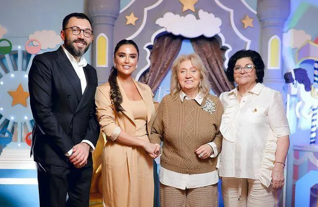 Məşhur aparıcı oğluna AD GÜNÜ keçirdi, amma ÜZÜNÜ GİZLƏTDİ: - Xalq artisti məclisə gəldi - FOTO