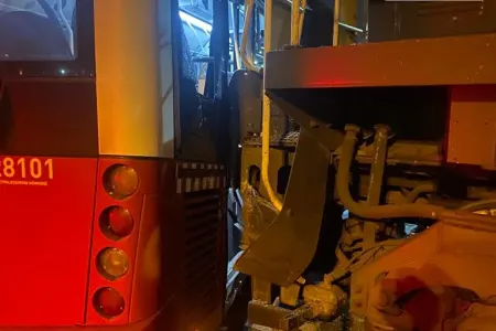 Bakıda marşrut avtobusu ilə qatar toqquşdu - VİDEO