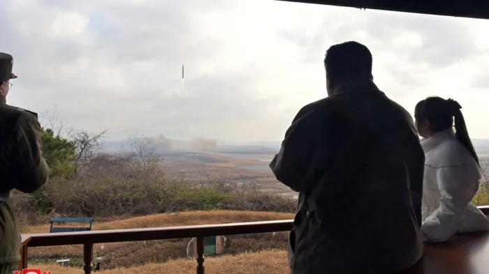 Kim Çen In ilk dəfə gizli saxladığı qızı ilə görüntüləndi - FOTO