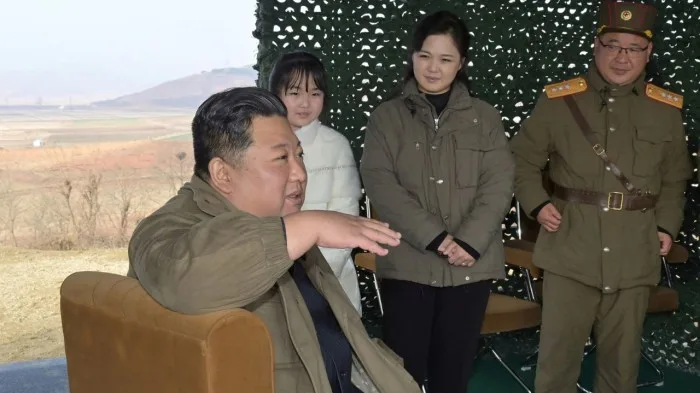 Kim Çen In ilk dəfə gizli saxladığı qızı ilə görüntüləndi - FOTO