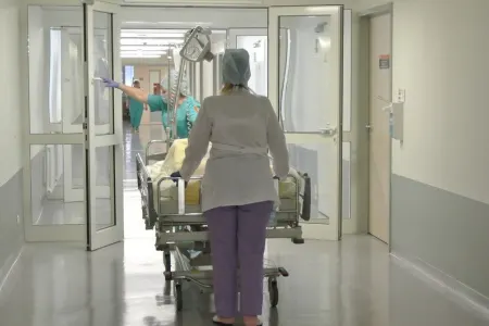 Gədəbəydə həyat yoldaşını bıçaqlamaqda suçlanan şəxs döyülüb