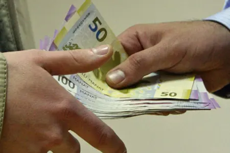 Həcc ziyarətində tanış olduğu şəxsin 4 min manatını “atdı” - QMİ nümayəndəsinin oğluna HÖKM OXUNDU