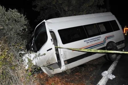 Türkiyədə mikroavtobusla avtomobil toqquşub, 22 nəfər xəsarət alıb