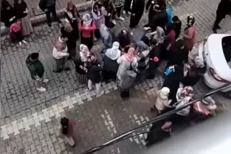 Polis gələnə qədər oğrunun üstündə oturdu-VİDEO