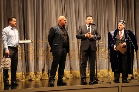 Bakıda qastrolda olan özbək teatrı mükafatlandırılıb - FOTO