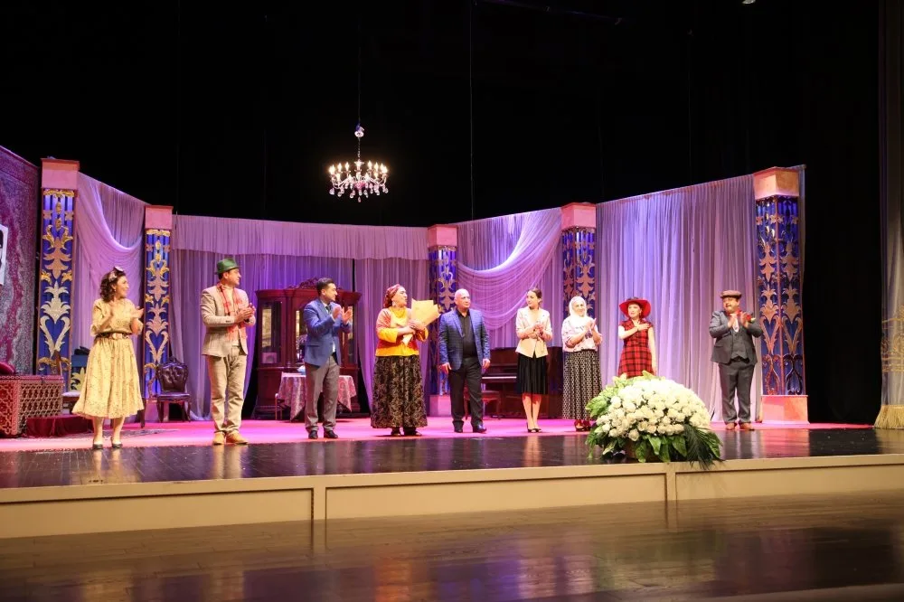 Bakıda qastrolda olan özbək teatrı mükafatlandırılıb - FOTO
