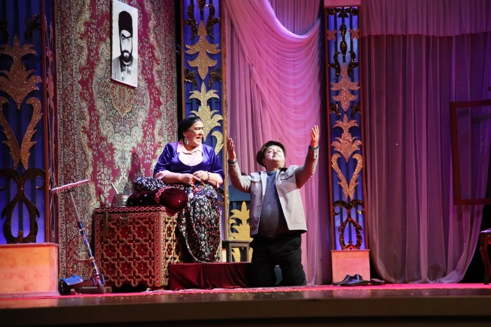 Bakıda qastrolda olan özbək teatrı mükafatlandırılıb - FOTO