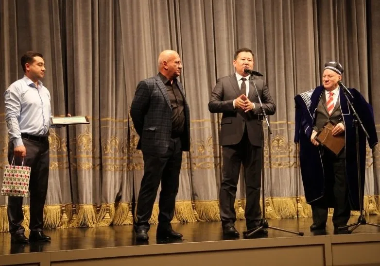 Bakıda qastrolda olan özbək teatrı mükafatlandırılıb - FOTO