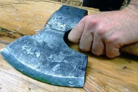 Azərbaycanda kişi arvadını tövlədə BALTALADI - YENİLƏNDİ