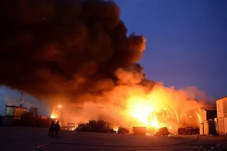 Pakistanda bazar yandı, 150 dükan kül oldu