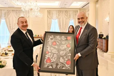 Prezident Edi Ramaya Leyla Əliyevanın çəkdiyi rəsmi hədiyyə etdi