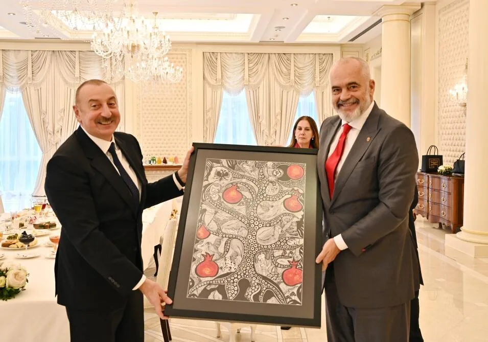 Prezident Edi Ramaya Leyla Əliyevanın çəkdiyi rəsmi hədiyyə etdi