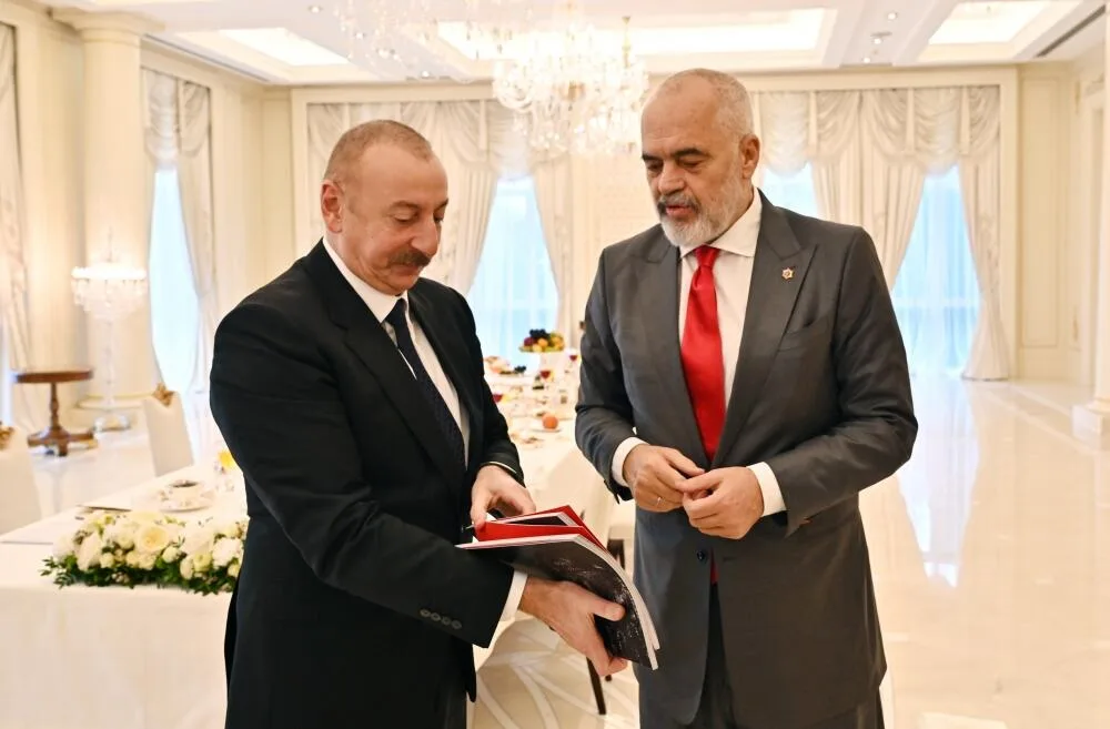 Prezident Edi Ramaya Leyla Əliyevanın çəkdiyi rəsmi hədiyyə etdi
