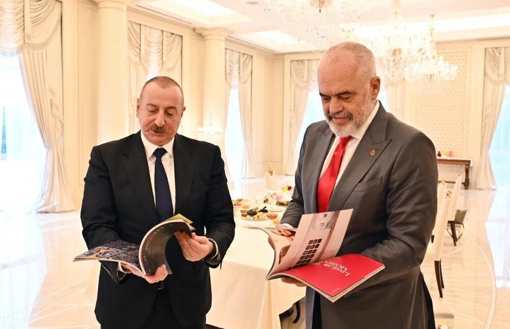 Prezident Edi Ramaya Leyla Əliyevanın çəkdiyi rəsmi hədiyyə etdi