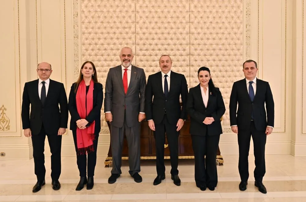 Prezident Edi Ramaya Leyla Əliyevanın çəkdiyi rəsmi hədiyyə etdi