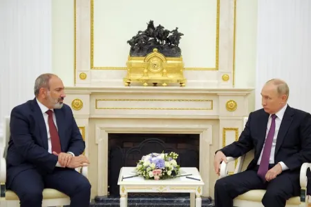 Putinlə Paşinyan arasında görüş başladı