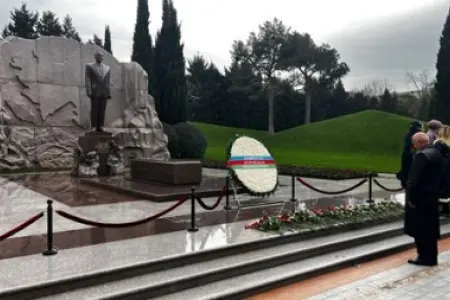 Əli İnsanov Heydər Əliyevin məzarını ziyarət etdi
