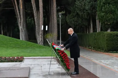 İlham Əliyev Heydər Əliyevin məzarını ziyarət etdi