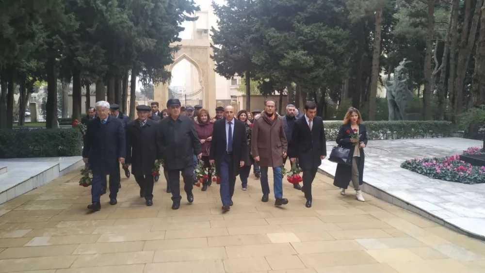Qərbi Azərbaycan icmasının üzvləri Ulu Öndər Heydər Əliyevin məzarını ziyarət ediblər