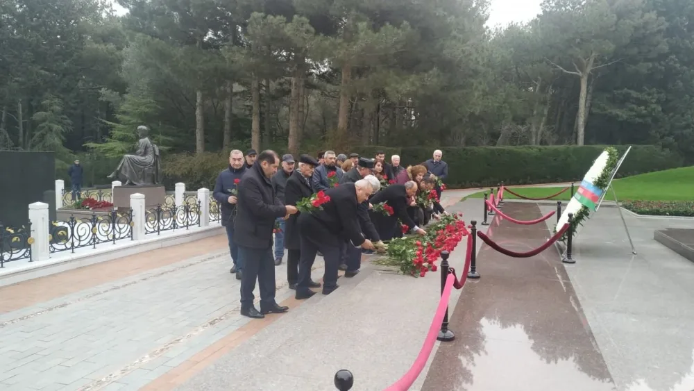 Qərbi Azərbaycan icmasının üzvləri Ulu Öndər Heydər Əliyevin məzarını ziyarət ediblər