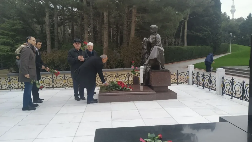 Qərbi Azərbaycan icmasının üzvləri Ulu Öndər Heydər Əliyevin məzarını ziyarət ediblər