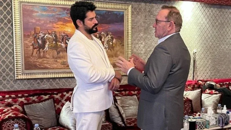 Burak Özçivit bu hərəkətinə görə TƏNQİD ATƏŞİNƏ tutuldu: - "14 yaşlı uşağa..."