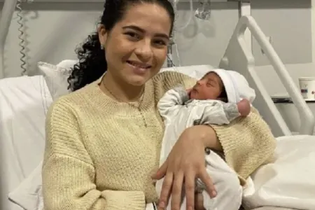 Hamilə olduğunu bilməyən qadın təyyarənin tualetində uşaq dünyaya gətirib