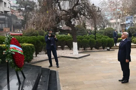 Əli Əsədov Tbilisidə Ümummilli Lider Heydər Əliyevin abidəsini ziyarət edib