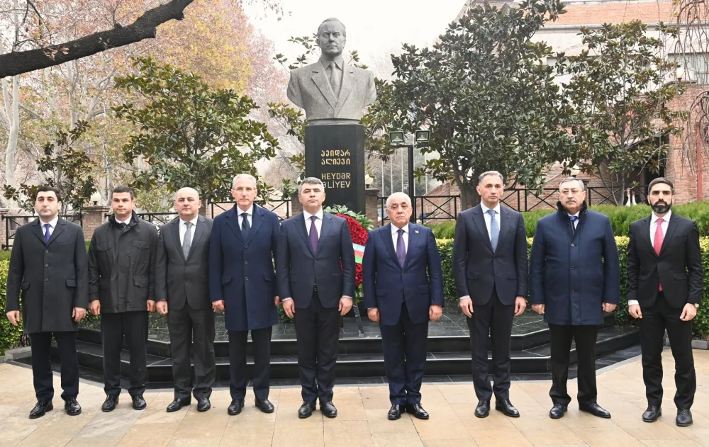 Əli Əsədov Tbilisidə Ümummilli Lider Heydər Əliyevin abidəsini ziyarət edib