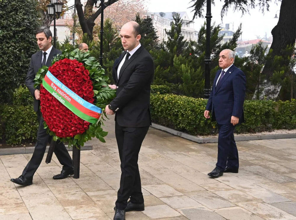 Əli Əsədov Tbilisidə Ümummilli Lider Heydər Əliyevin abidəsini ziyarət edib