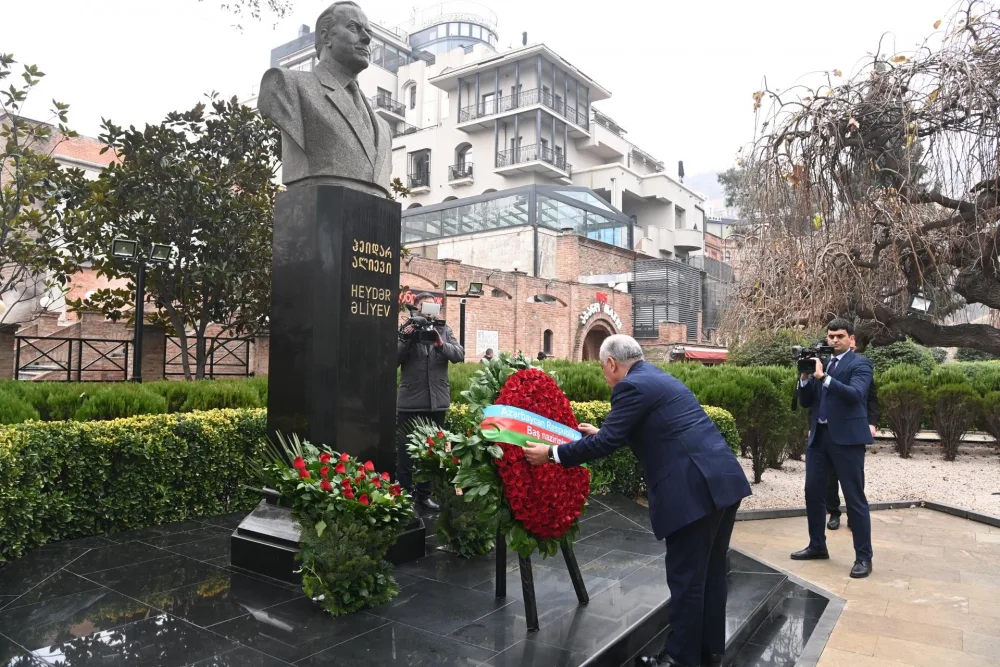 Əli Əsədov Tbilisidə Ümummilli Lider Heydər Əliyevin abidəsini ziyarət edib